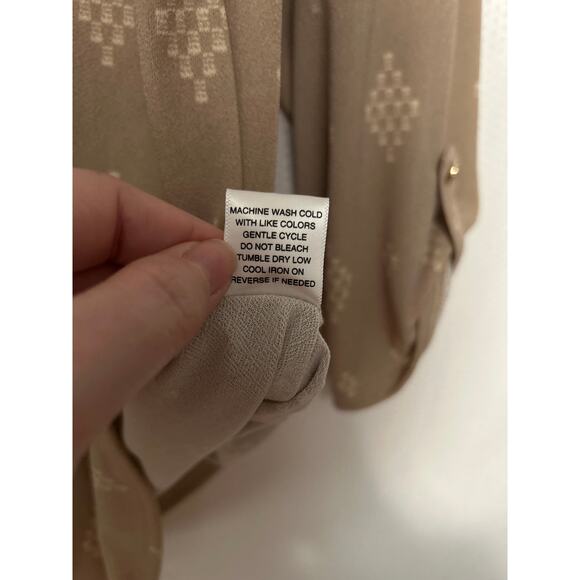 Cure Women's Beige 3/4 Roll-Tab Sleeve Keyhole Neck Blouse Geometric Top Medium - Picture 7 of 10